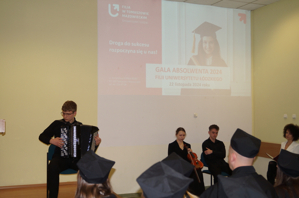 występ muzyczny na akordeonie