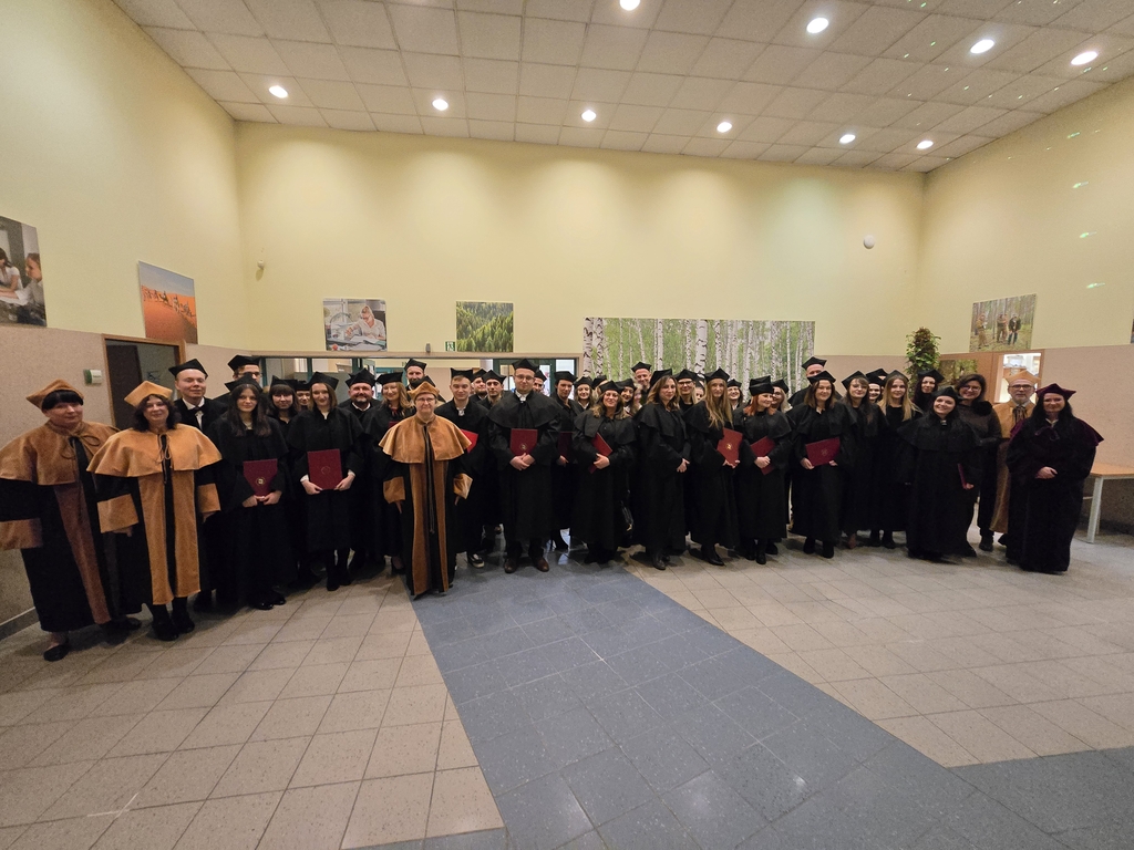 zdjęcie grupowe wszystkich obecnych na gali  na holu głównym