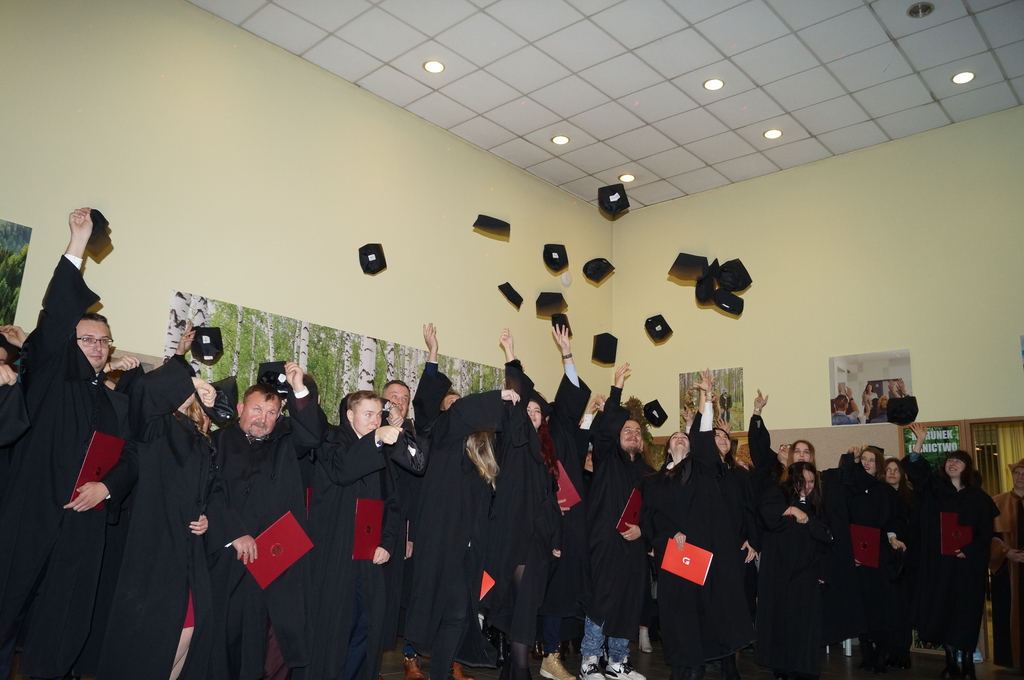 zdjęcie absolwentów podczas rzutu biretami