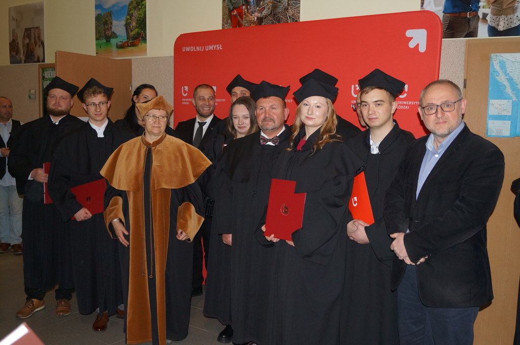 azdjęcie absolwentów kierunku leśnictwa wraz z kierownikami katedry