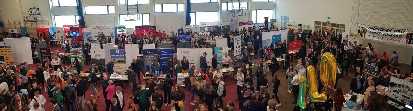 Obrazek przedstawia halę VIII Opoczyńskich Targów Pracy i Edukacji