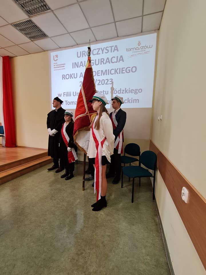 Obraz przedstawia aulę Filii UŁ w TM podczas inaguracji.