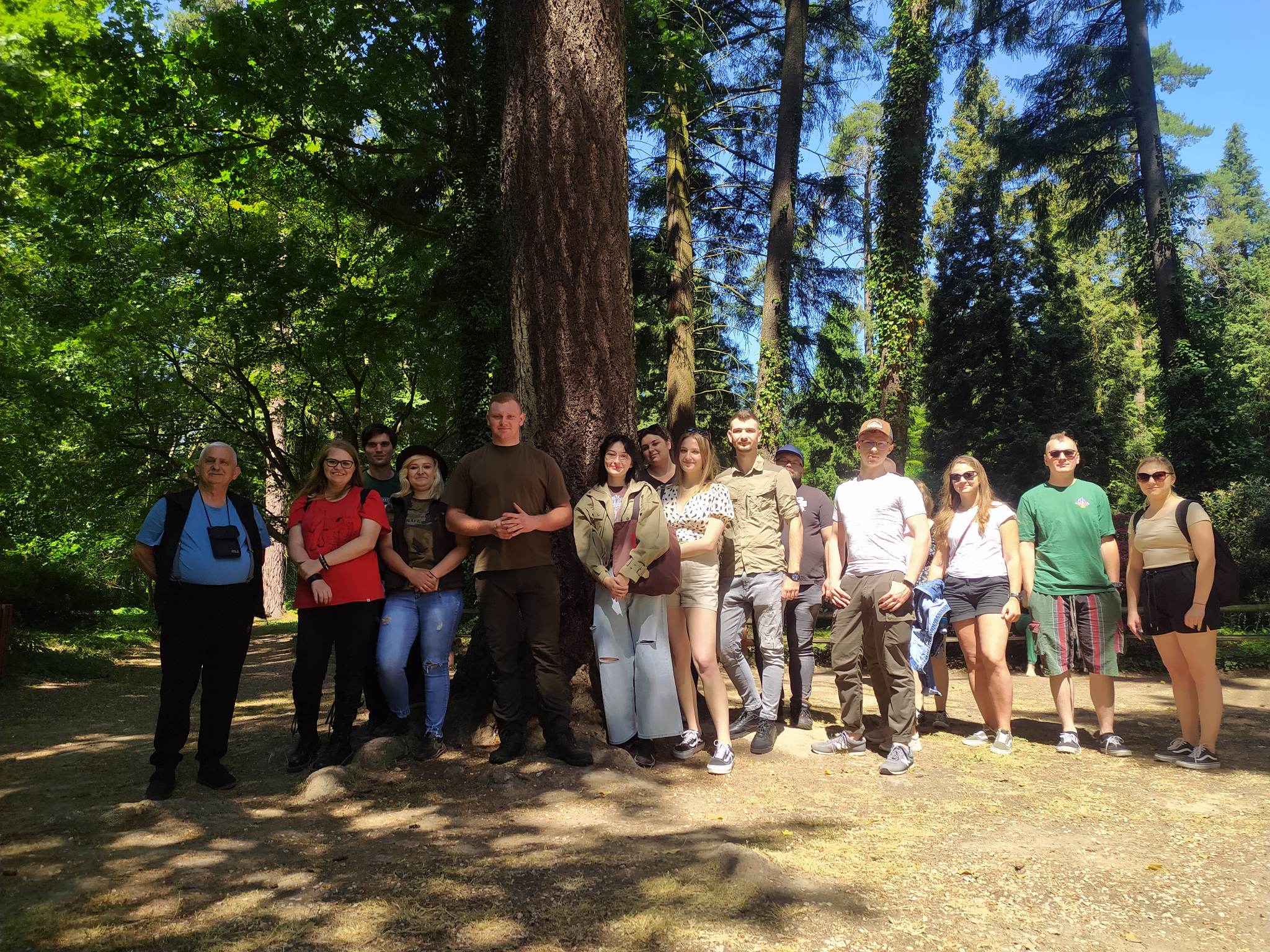 Wycieczka do Arborretum w Rogowie. (18.04.2023) Arboretum w Rogowie – należy do grupy najcenniejszych, najbogatszych w gatunki i odmiany drzew i krzewów tego typu ogrodów w Europie. Nasi studenci odwiedzają to miejsce zarówno na wiosnę jak i na jesień.  Na zdjęciu studenci wraz z dr.inż Jackiem Adamczykiem
