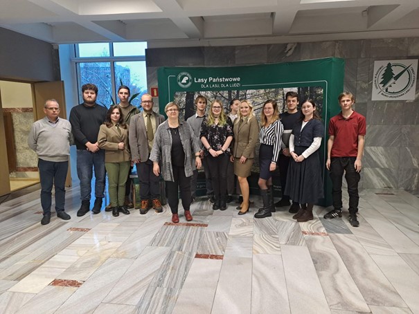 zbiorowe zdjęcie studentów i pracowników Filii Uniwersytetu Łódzkiego w Tomaszowie mazowieckim