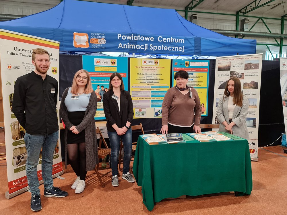 Obrazek przedstawia stanowisko Filii UŁ w TM na targach edukacyjnych