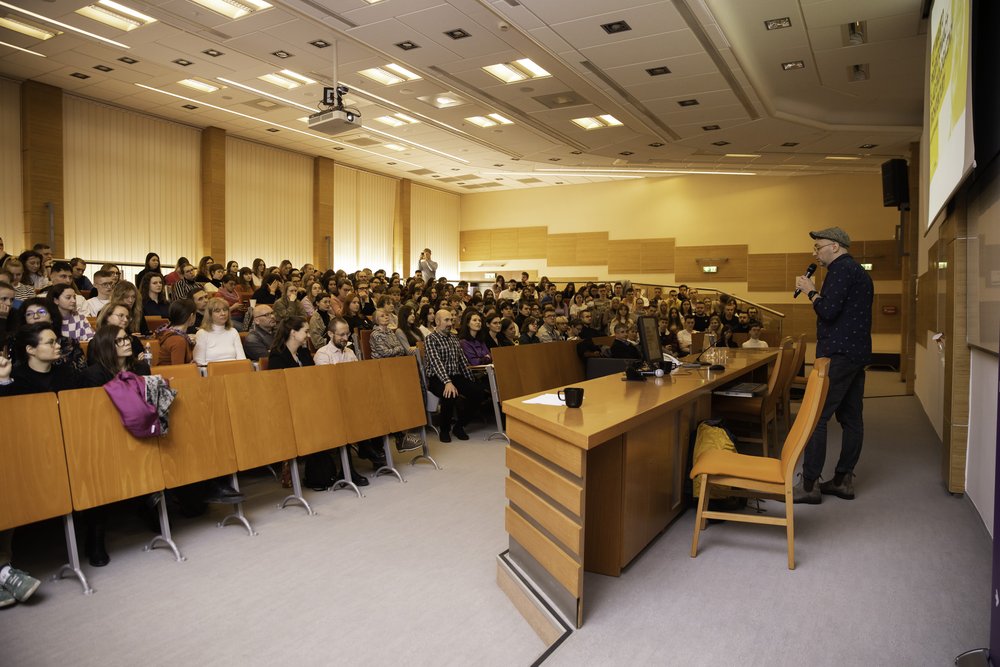  Na obrazku przedstawiona sala wykładowa w trakcie wykładu