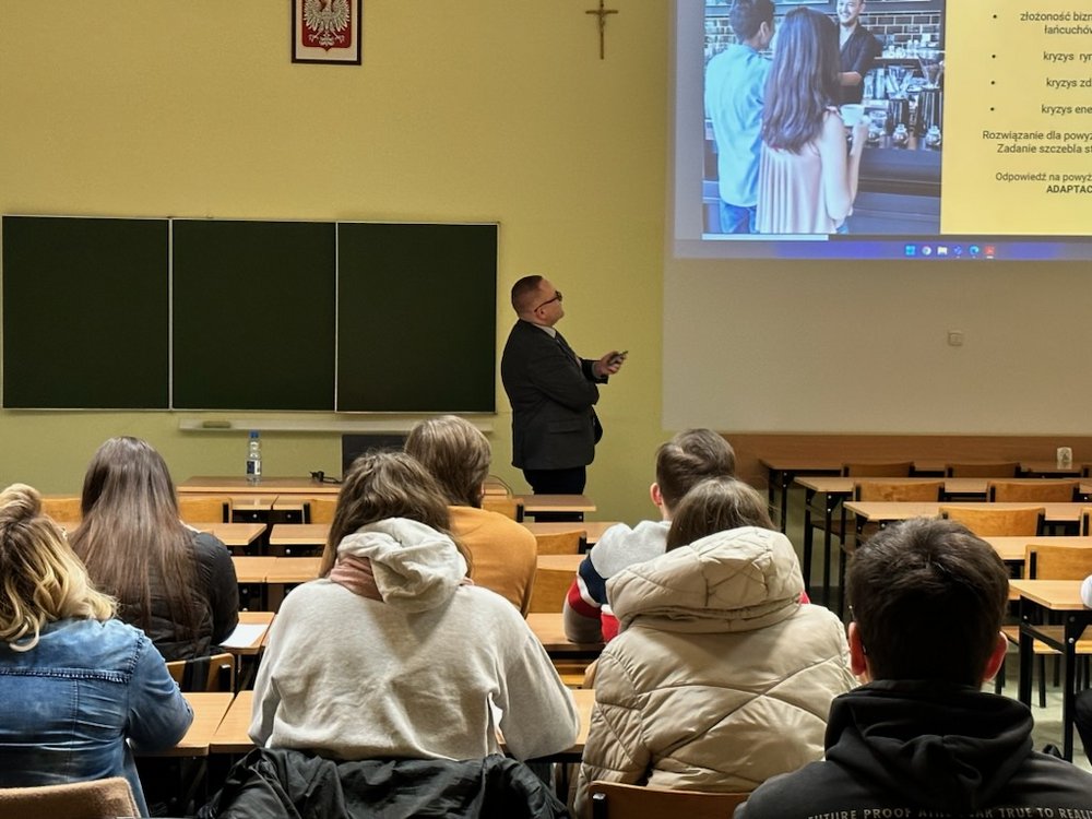  Na zdjęciu przedstawiono salę wykładową w trakcie wykładu