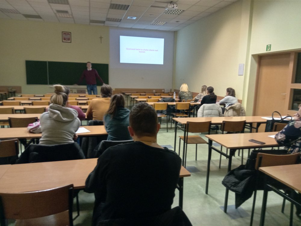 Na zdjęciu przedstawiono salę wykładową w trakcie wykładu
