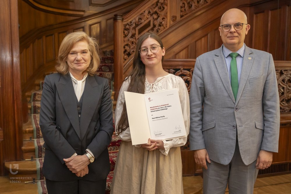 od lewej Pani Rektor Uniwersytetu Łódzkiego Elżbieta Żądzińska studentka Filii Pani Milena Posiła oraz Pan Rektor Robert Zakrzewski