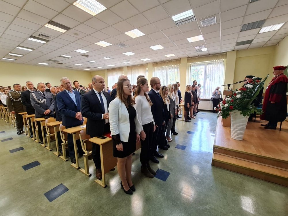 Obraz przedstawia aulę Filii UŁ w TM podczas inaguracji.