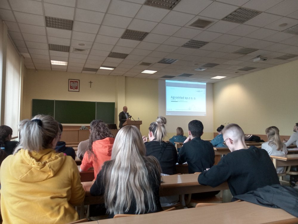 Na zdjęciu przedstawiono salę wykładową w trakcie wykładu