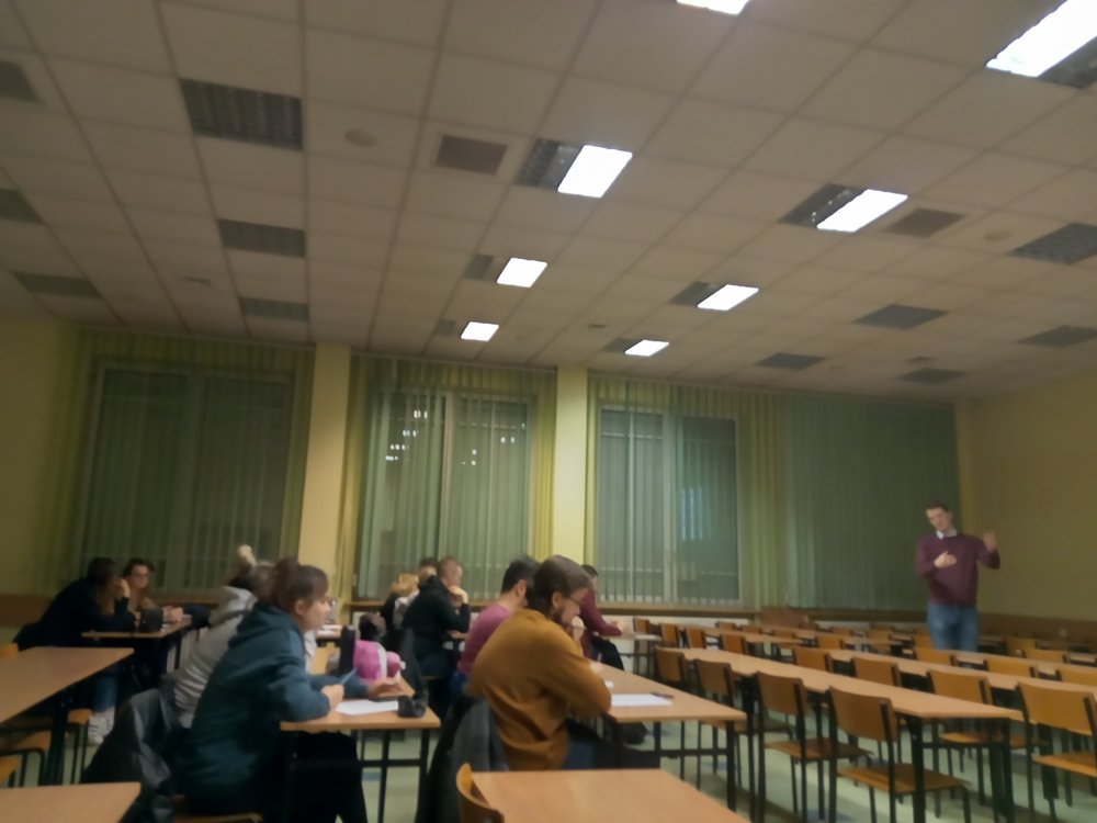 Na zdjęciu przedstawiono salę wykładową w trakcie wykładu