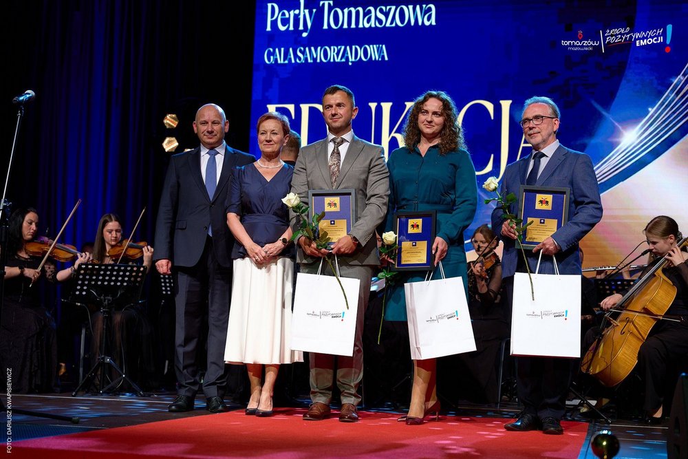 zdjęcie przedstawia laureatów z podczas węczenia 