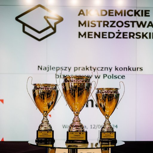 trzy puchary dla zwycięzców 