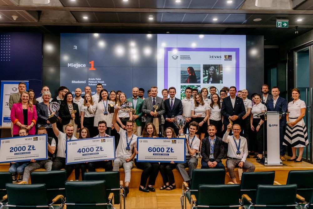 zdjęcie grupowe wszystkich uiczestników wydarzenia wraz z nagrodami