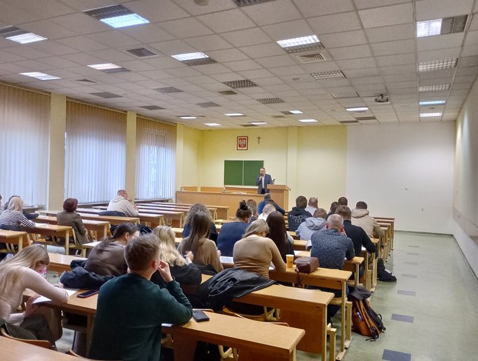 studenci na auli podczas wykładu