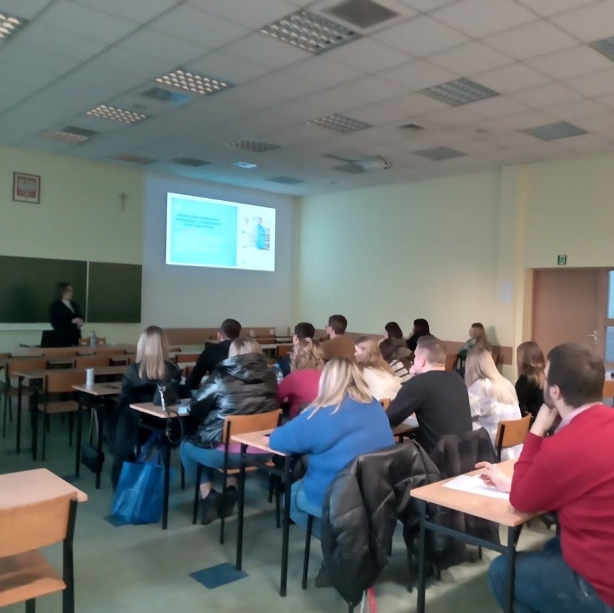 Na obrazku przedstawiona sala wykładowa w trakcie wykładu