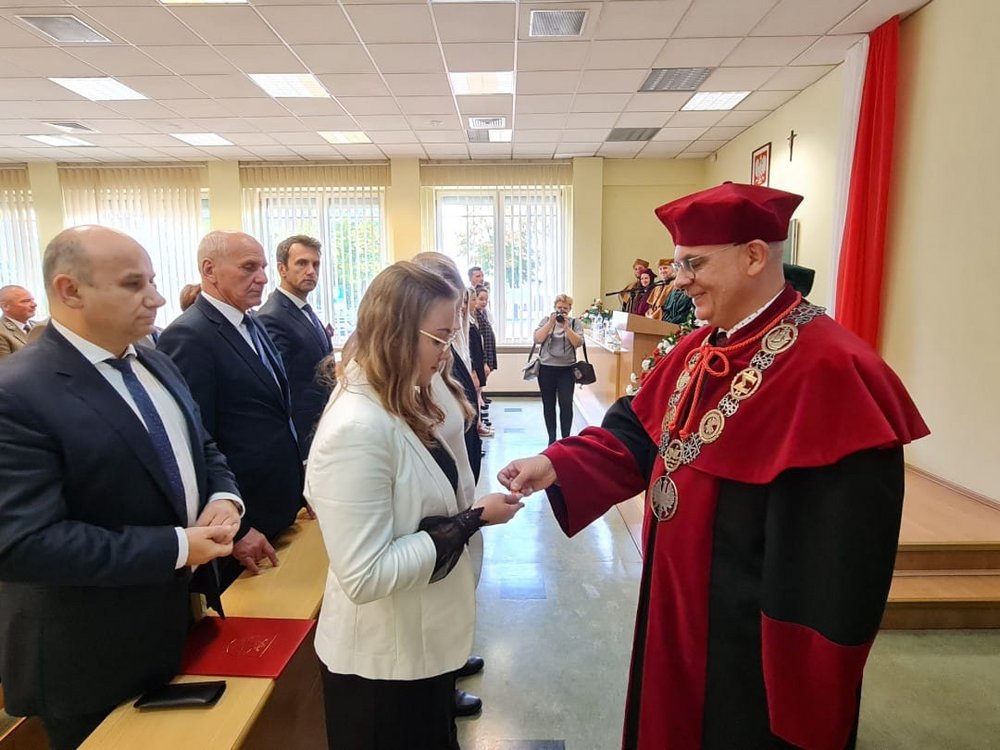 Obraz przedstawia aulę Filii UŁ w TM podczas inaguracji.