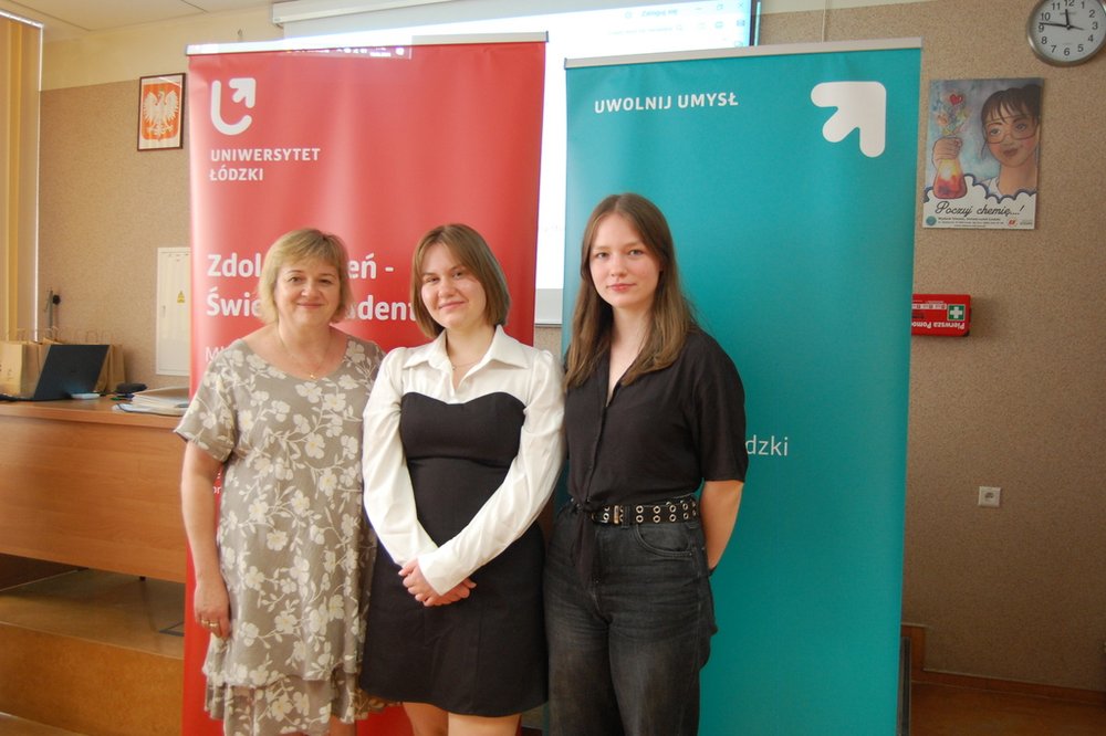 Uczestniczki seminarium podsumowującego VII edycję programu "Zdolny uczeń-świetny student" na  tle banerów Wydziału Chemii UŁ i  baneru ZUŚS