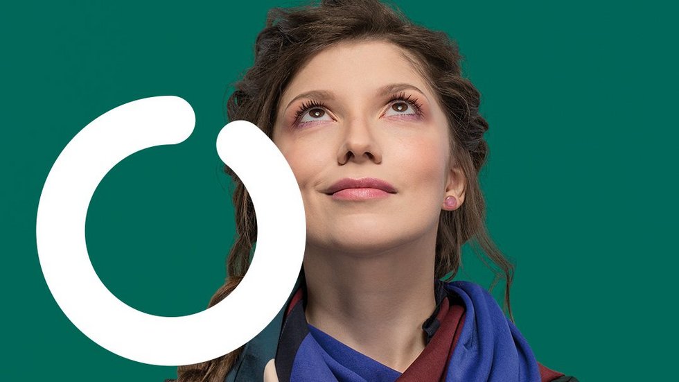 Współpraca. Kobieta na zielonym tle