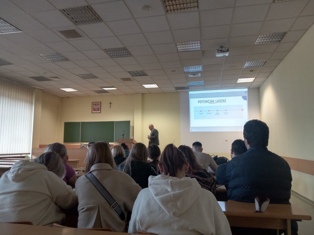 Na zdjęciu przedstawiono salę wykładową w trakcie wykładu