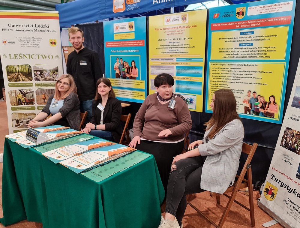 Obrazek przedstawia stanowisko Filii UŁ w TM na targach edukacyjnych