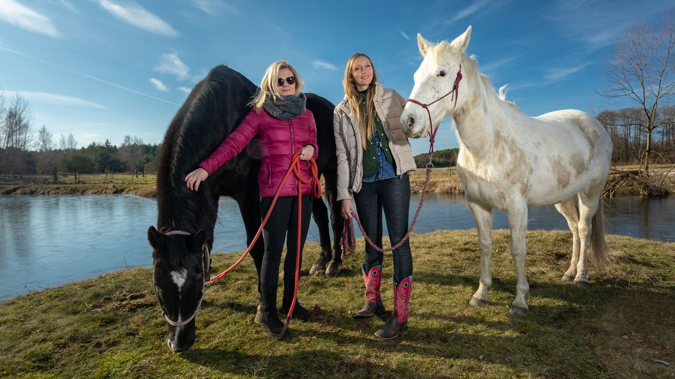zdjęcie przedstawiające Kingę Rucką i Monikę Talarowską pozujące z dwoma koniami
