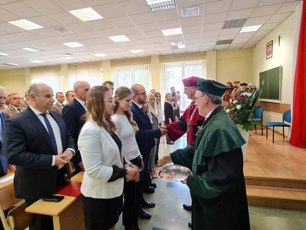 Obraz przedstawia aulę Filii UŁ w TM podczas inaguracji.