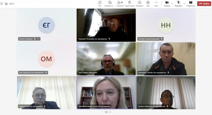 kafelki przedstawiają uczetników konferencji z aplikacji teams
