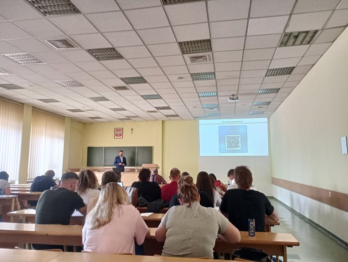 słuchacz na auli podczas wykładu