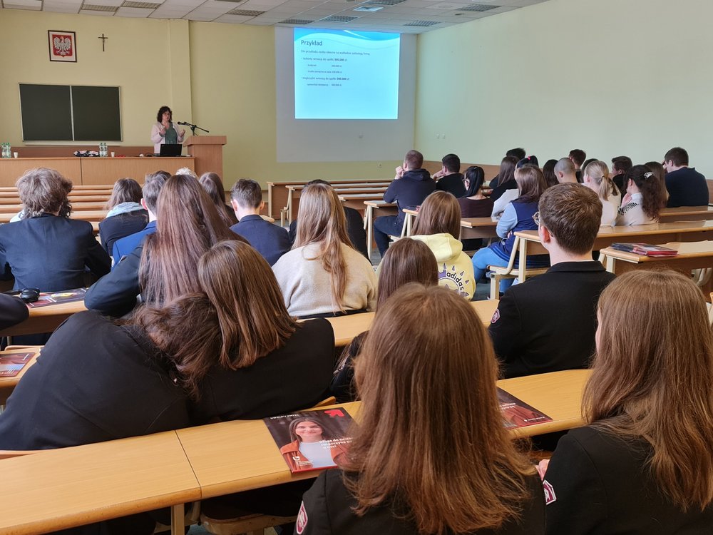 Na obrazku przedstawiona sala wykładowa w trakcie wykładu