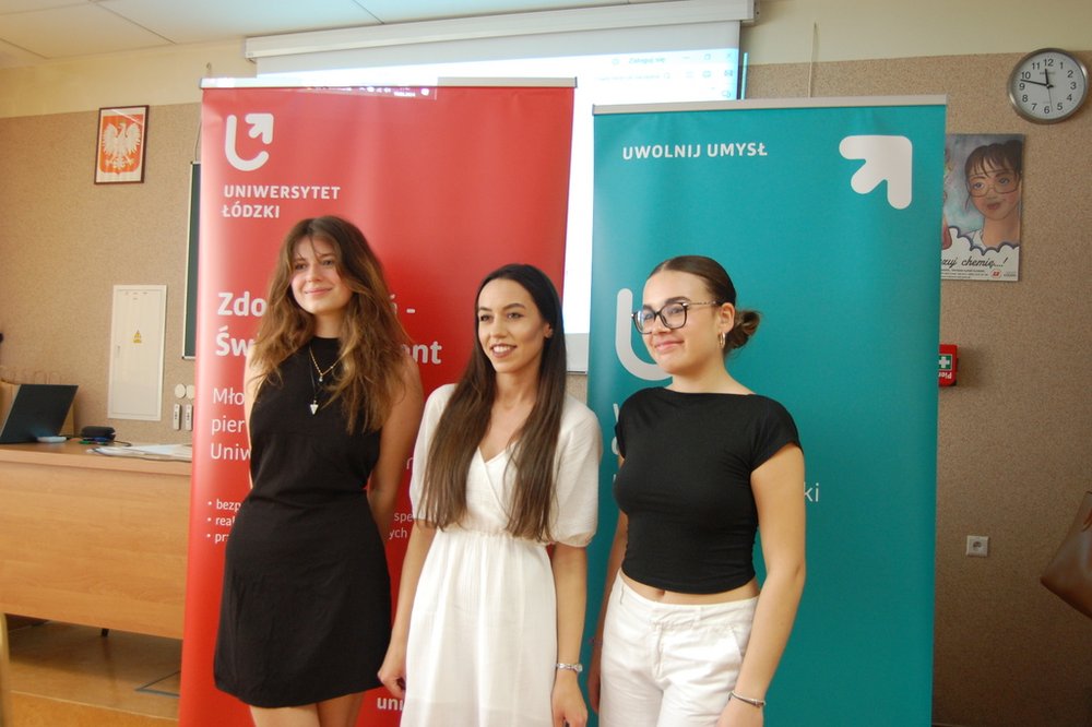 Uczestniczki seminarium podsumowującego VII edycję programu "Zdolny uczeń-świetny student" na  tle banerów Wydziału Chemii UŁ i  baneru ZUŚS