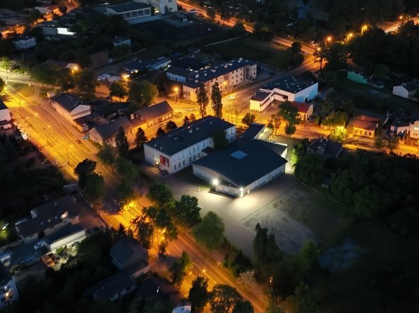 Budynek Filii UŁ nocą widok z drona