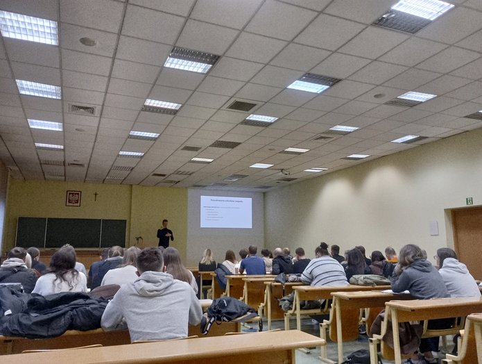 sala wraz z słuchaczami wykładu