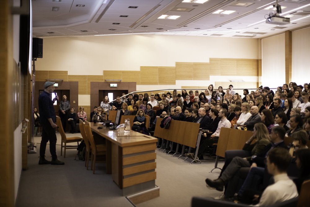  Na obrazku przedstawiona sala wykładowa w trakcie wykładu