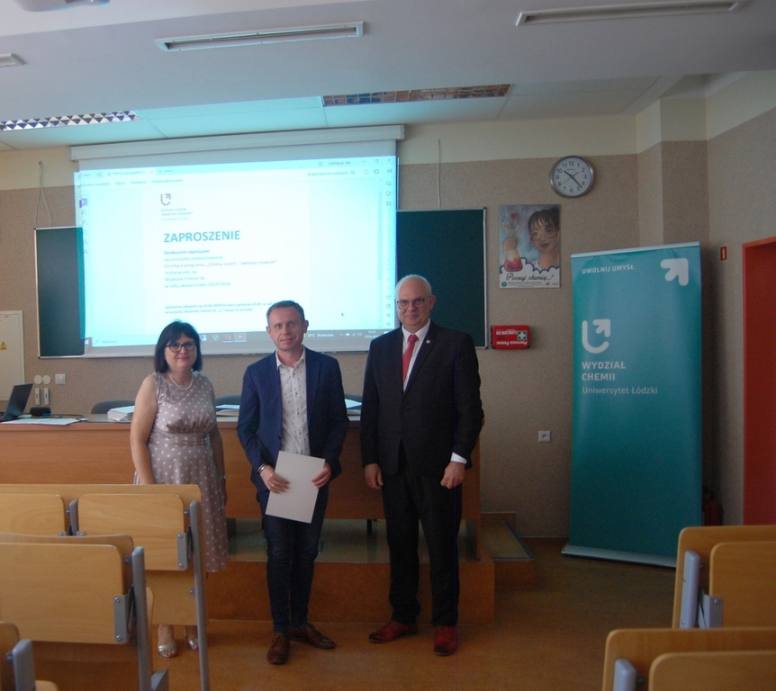 Prorektor UŁ ds. studentów i jakości kształcenia, dr hab. Robert Zakrzewski, prof. UŁ, Dziekan Wydziału Chemii UŁ prof. dr hab. Sławomira Skrzypek i Mentor programu Zdolny uczeń-świetny student