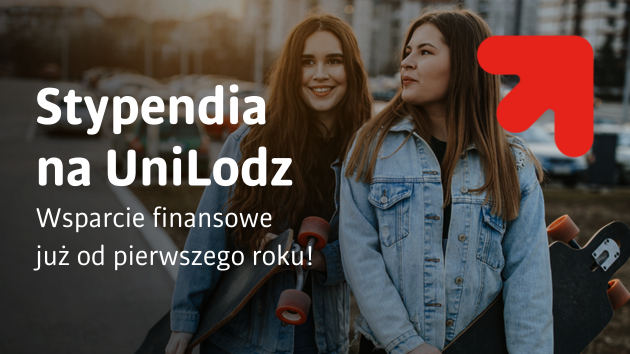 Dwie młode kobiety trzymające longboardy stoją na tle miejskiego krajobrazu przy zachodzącym słońcu. Ubrane są w jasnoniebieskie jeansowe kurtki. Na grafice umieszczono biały tekst: „Stypendia na UniLodz. Wsparcie finansowe już od pierwszego roku!” oraz czerwony symbol strzałki skierowanej w górę i w prawo. Atmosfera grafiki jest młodzieżowa i pozytywna.